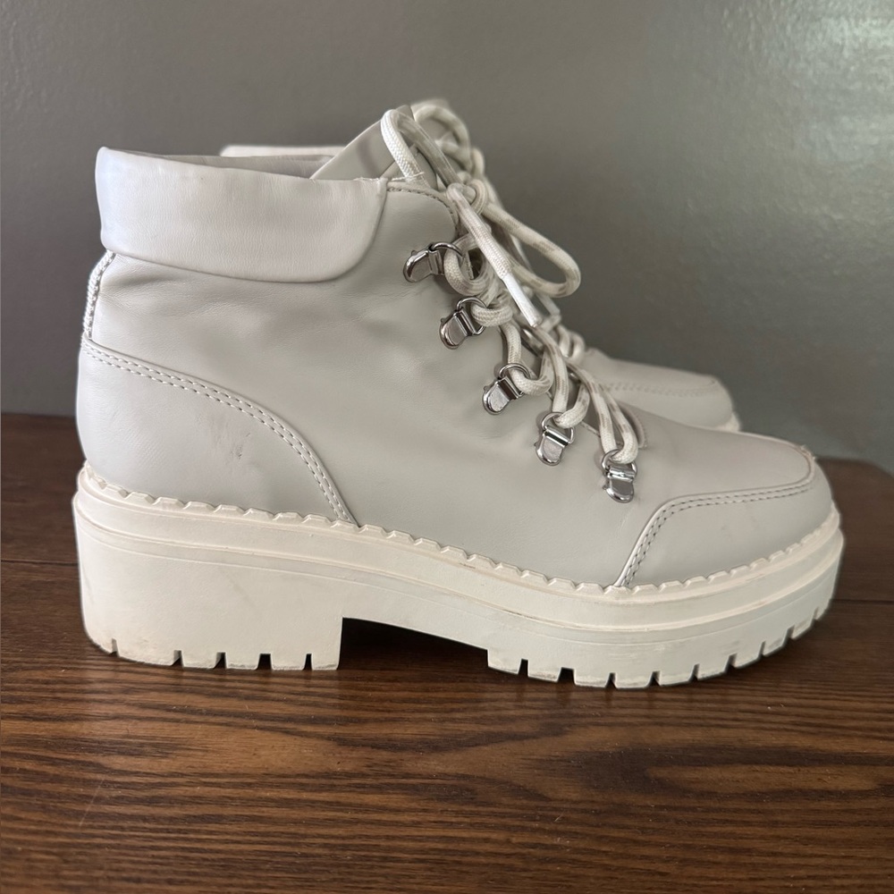American Eagle Outfitters beige light gray Lace-Up Ankle Boots size 9 women’s